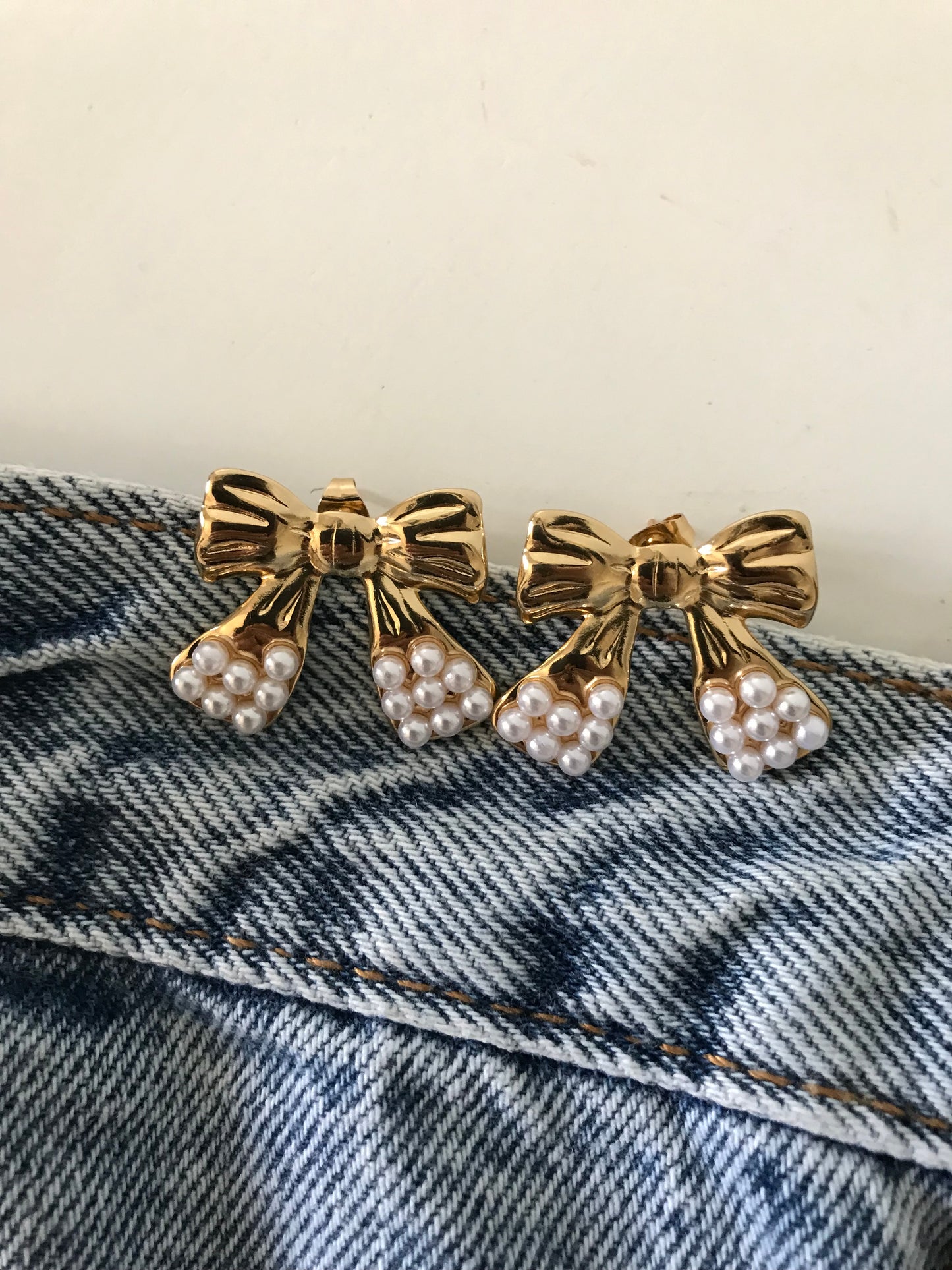 Harper pearl bow studs